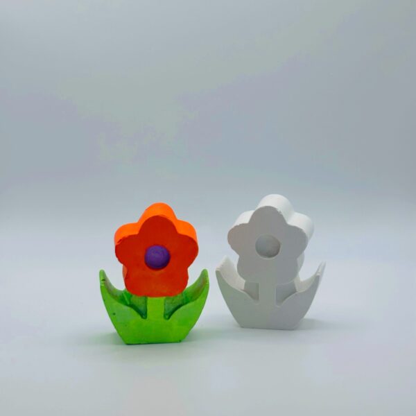 Gipsowy odlew kwiatek – biała figurka i wzór malowania farbami