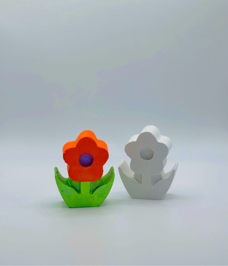 Gipsowy odlew kwiatek – biała figurka i wzór malowania farbami